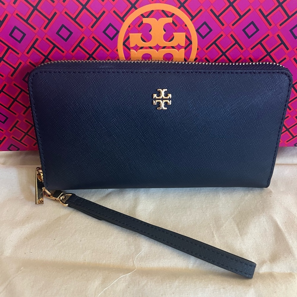 Tory Burch Continental Wallet w/strap. Navy.